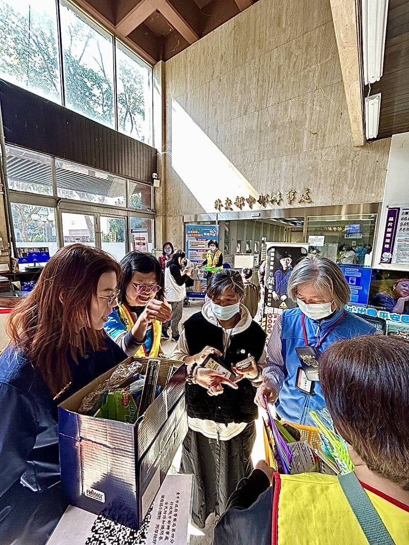 春節前辦護照爆量!台中排隊要等百號 警察都來了