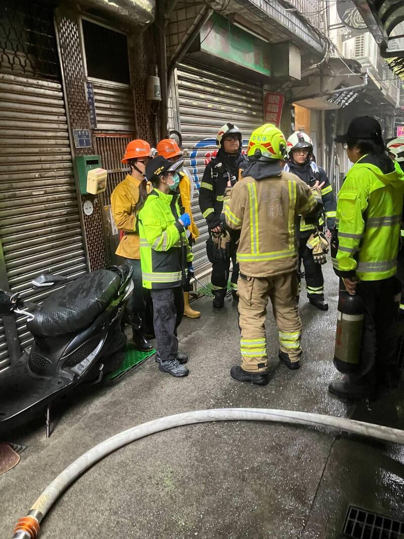 消防隊員趕往現場搶救。（記者吳昇儒翻攝）