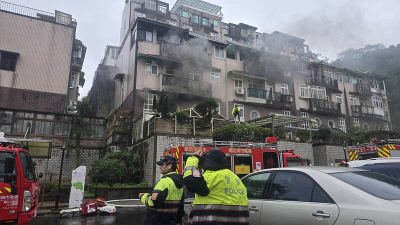 基隆綠葉山莊火警!2人困陽台 消防隊員架梯救援