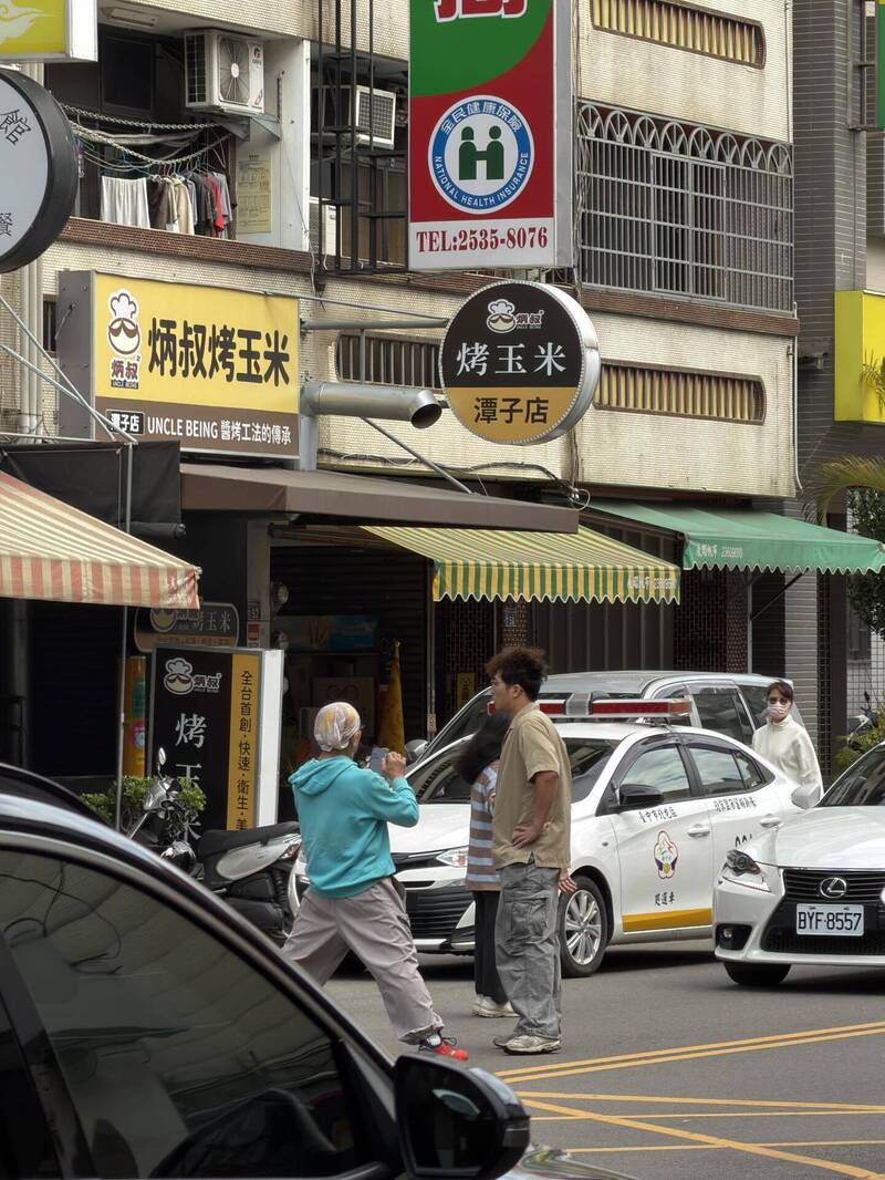 男子違規穿越馬路不滿汽車駕駛鳴喇叭 雙方大打出手