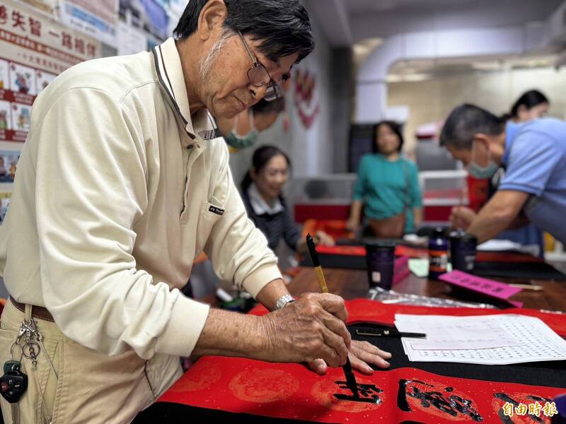 寫春聯、義診、發物資 恆春半島跨界傳愛弱勢