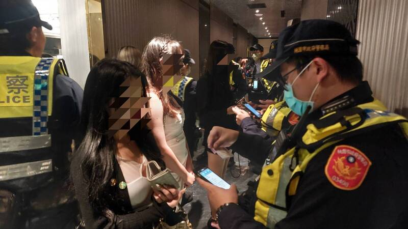 桃警雷霆除暴專案擴大臨檢 稽查無燈騎士意外逮越籍詐團車手組合