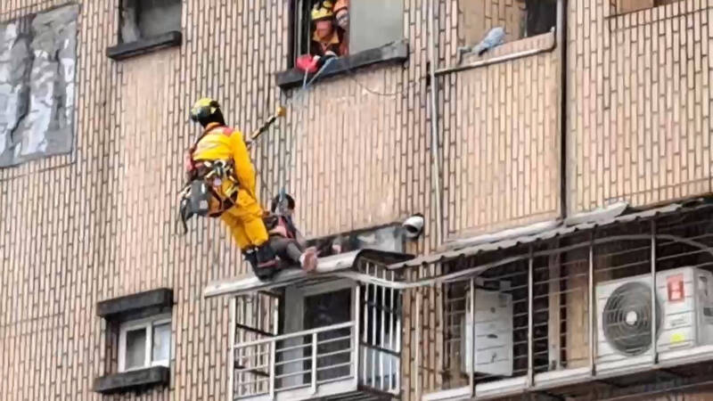 基隆驚傳女子揚言墜樓 消防隊員垂降救命