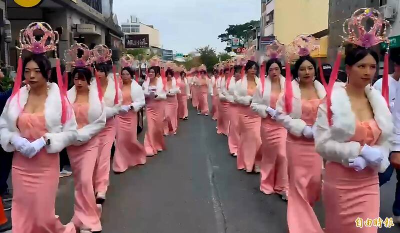 百位辣妹禮生頂寒風、露酥胸遶境 廟會女神曾甜初體驗
