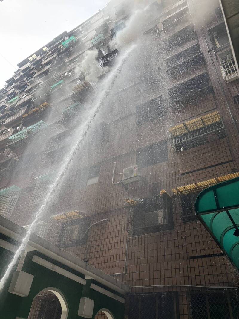 高雄武廟路大樓竄火煙 住戶驚嚇緊急疏散