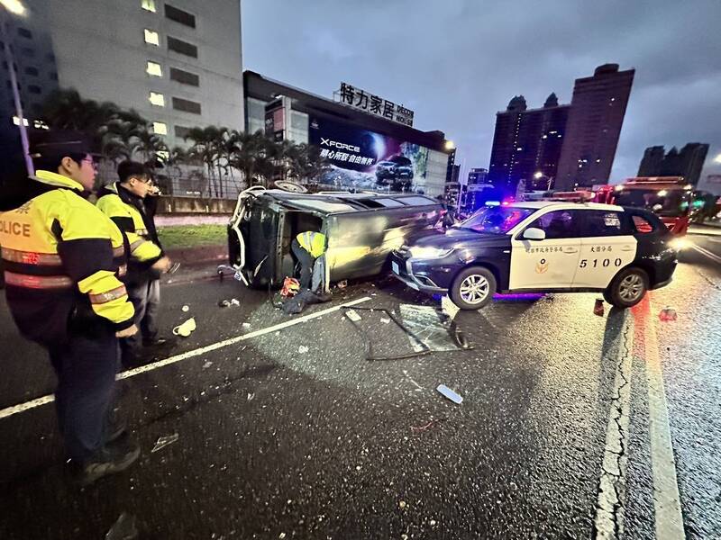 贓車清晨拒檢逃逸交流道前撞警車翻覆 桃園警消破窗救嫌犯