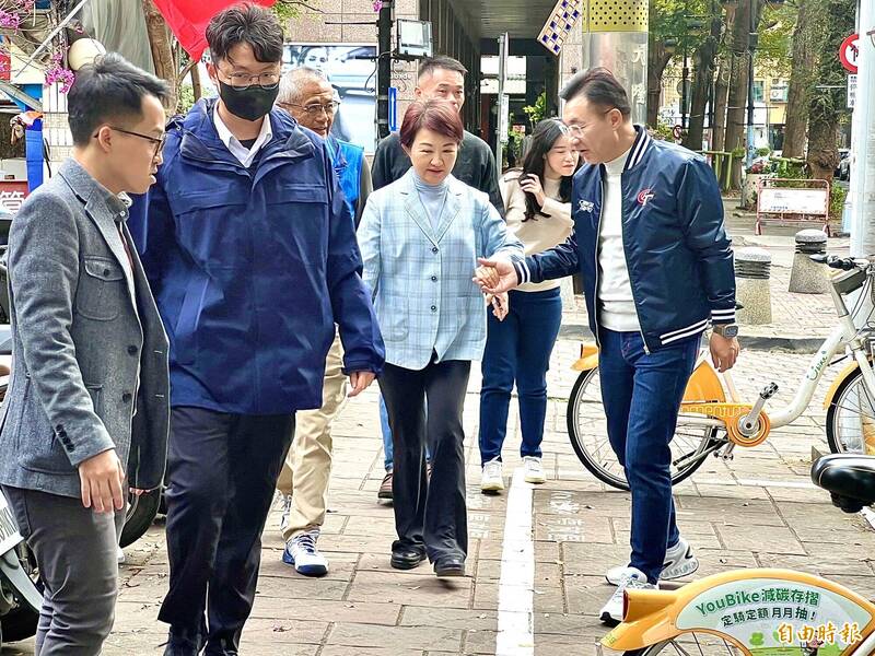 示範人行道全台最友善?盧秀燕差點在國民黨市黨部前撲街