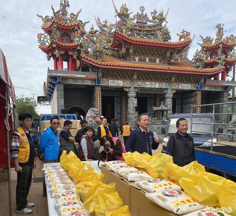台中大里慈天宮連20年送暖 紅包、禮券、物資關懷弱勢戶