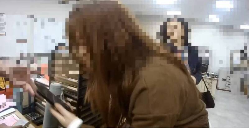 韓籍旅客搭公車弄丟手機 警幫忙找回讓她直呼「Taiwan good」!