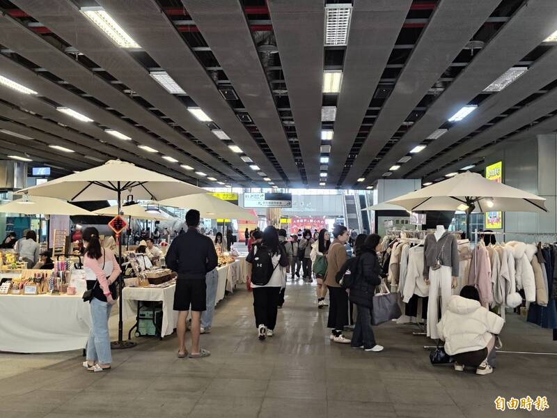 車站更好逛了! 台鐵高雄車站地下廣場首場市集吸睛