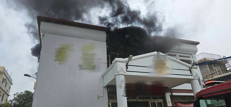 砂崙派出所今天中午2樓竄出火舌、濃煙密布。（民眾提供）