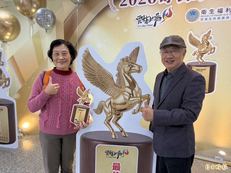 雲林寄養媽媽13年呵護先天腦萎縮男童 獲家扶「最佳陪伴獎」