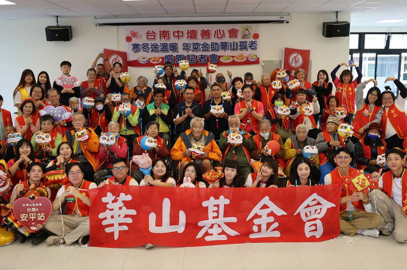 台南中壇善心會捐83萬年菜 助華山孤老過好年