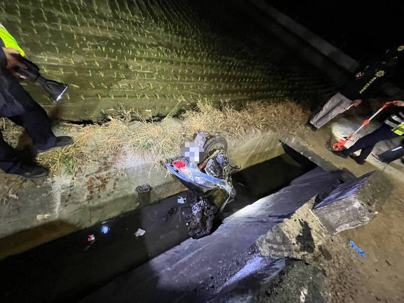 台南機車掉落排水溝渠 騎士脫困後送醫急救不治
