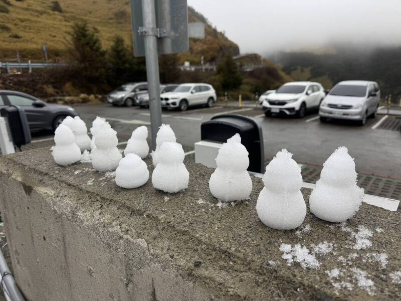 合歡山突降冰霰!追雪族嗨堆雪人 台14甲一度限掛雪鏈