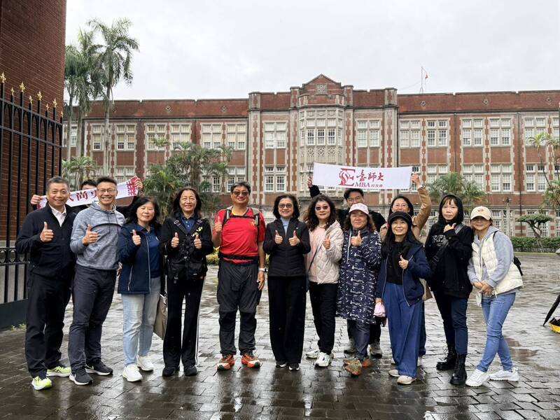 3度徒步環島為台師大弱勢生募款 校友詹章誾山區遇冰雹、坍方不退縮