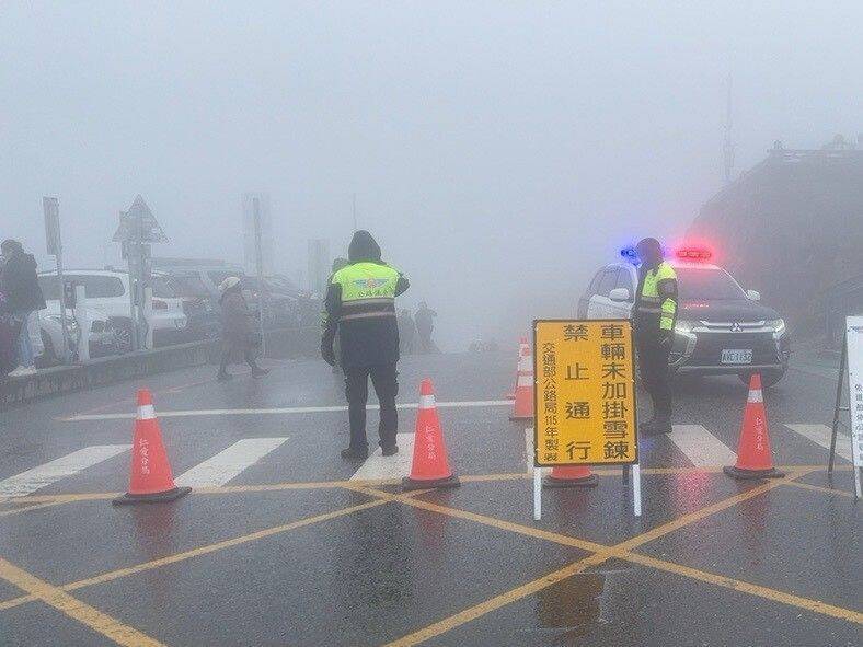 合歡山下冰霰入夜恐結冰 台14甲17時起預警封閉