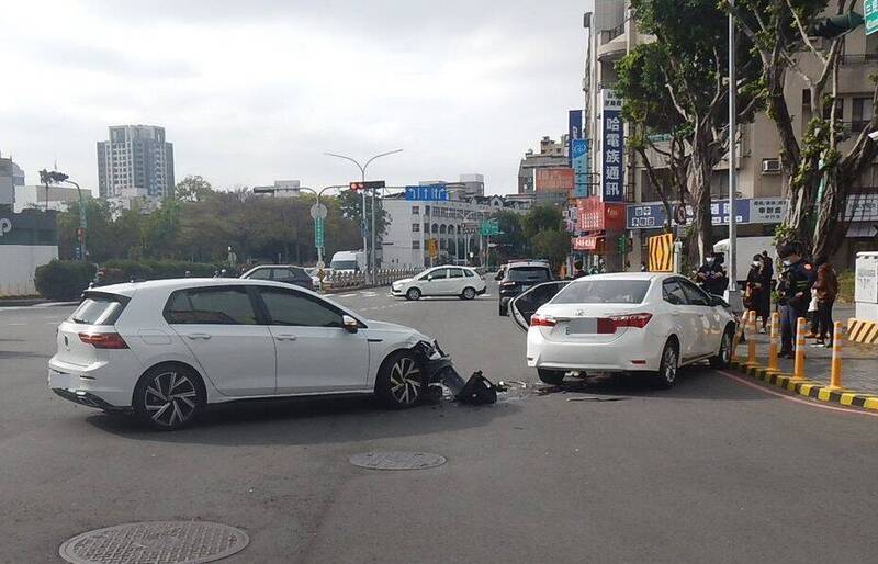 左轉未禮讓 台中公園旁2車相撞5人傷