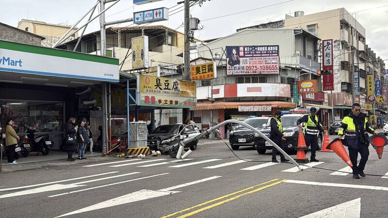 飛來橫禍！台中北屯轎車撞倒號誌桿 砸傷路過7旬婦