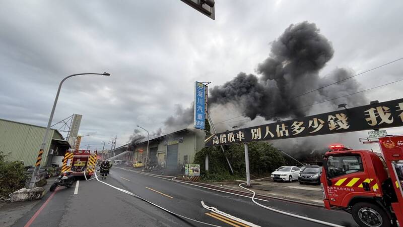 桃園八德永豐南路1間汽車保修廠失火，大量黑煙竄升天際。（記者鄭淑婷翻攝）