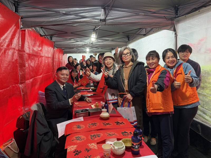 蔡淑君攜手林口警、書法家揮毫迎春 陳松勇金馬獎座馬年添好運