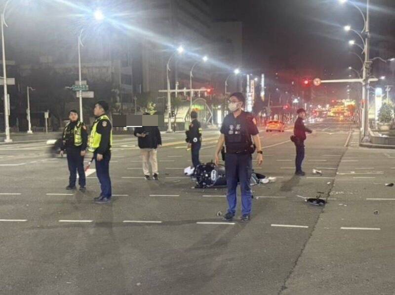 高捷美麗島站前汽機車擦撞 騎士遭撞飛送醫急救