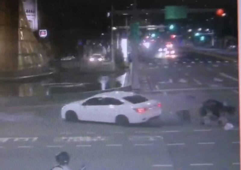 高捷美麗島站前汽機車擦撞，騎士遭撞飛受傷送醫急救。（民眾提供）