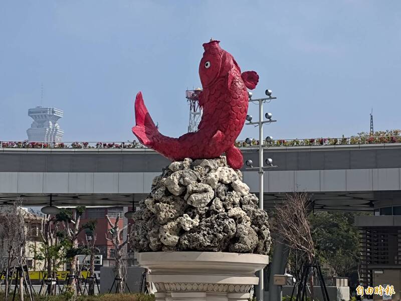 終於回來了！高雄帝冠車站「紅鯉魚」隱藏多年後亮相
