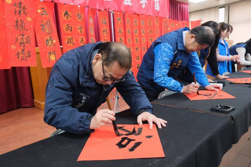 揮毫送春聯  竹縣勞工界打響第一炮