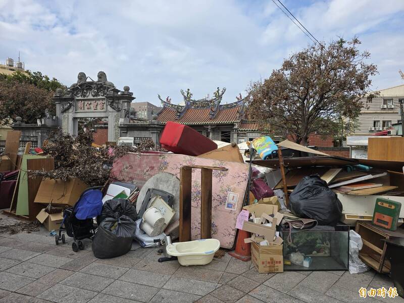 屏東縣定古蹟宗聖公祠大門口堆滿雜物 引發曾家後代痛批
