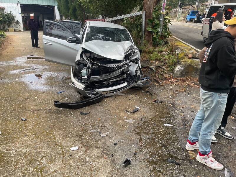 銀色轎車車頭全毀。（圖由警方提供）