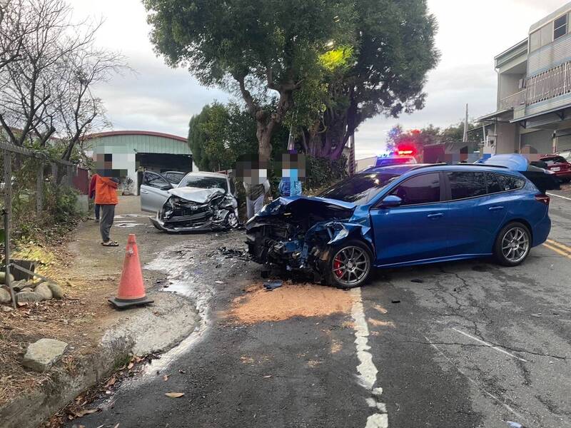 藍色轎車跨越雙黃線與對向銀色轎車對撞，2車車頭皆嚴重毀損，4人送醫救治。（圖由警方提供）