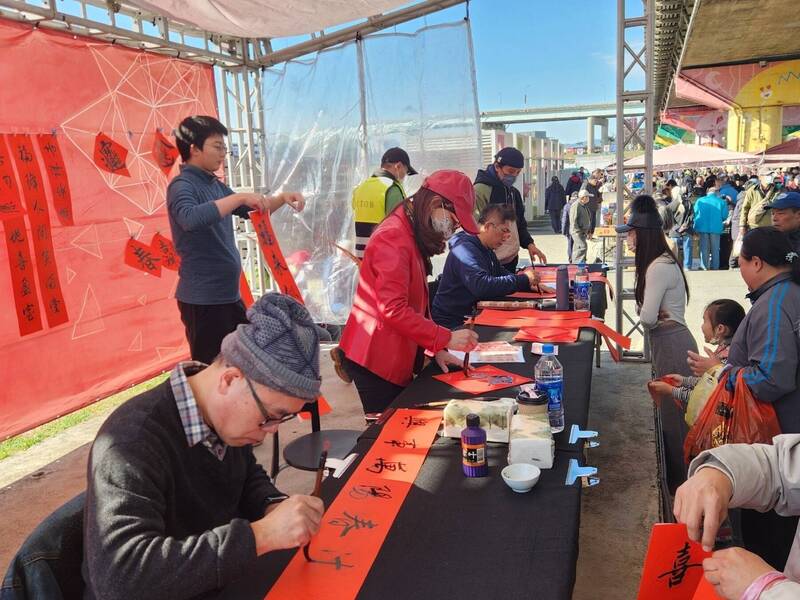 新北河濱重新觀光市集2/7揮毫迎春 初一財神爺送限量發財金