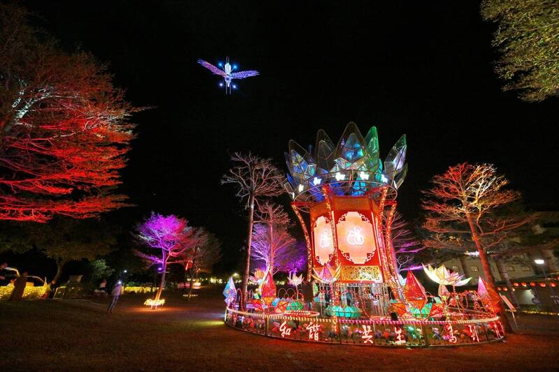 佛光山「2026年春節平安燈法會」的主燈「蓮華飛騎」。（佛光山提供）