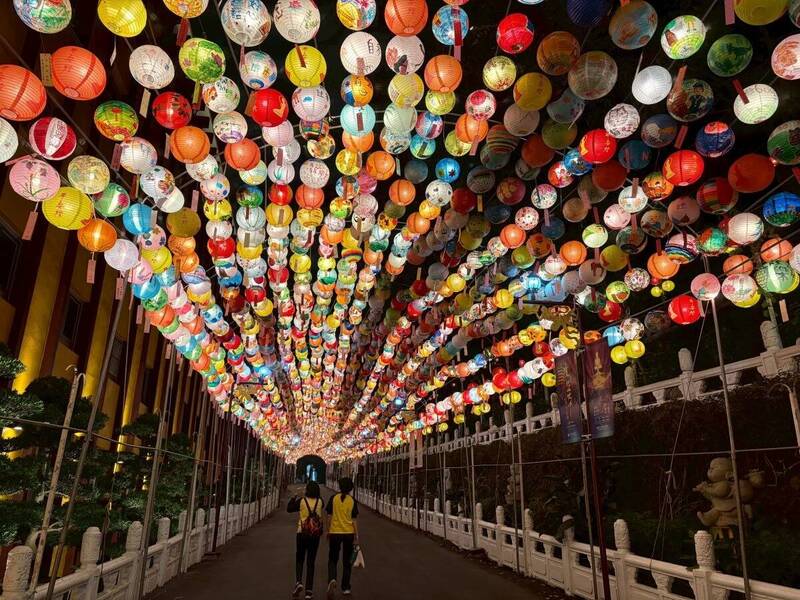 「2026年春節平安燈法會」，於佛光山菩提路上，有來自全球彩繪燈籠3300顆。（佛光山提供）