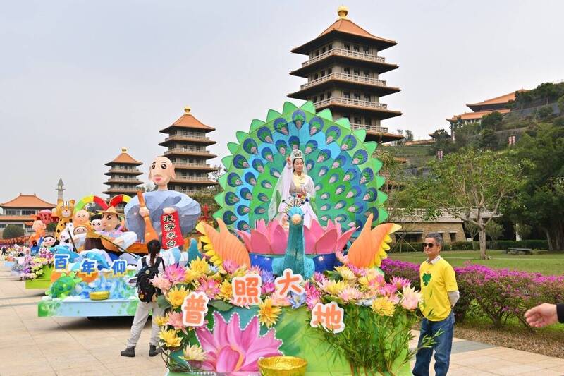 佛光山育幼院青年及院童合力創意的12台花車。（佛光山提供）