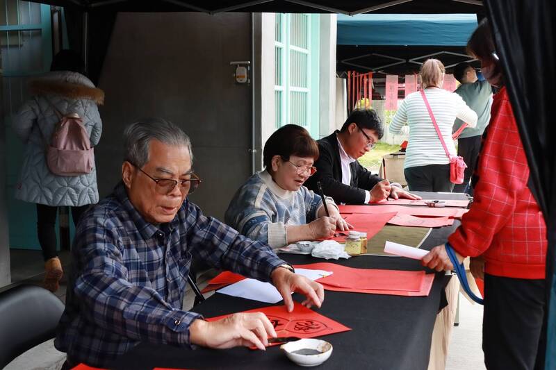 走進竹東林業聚落建築群迎新春 名家揮毫送春聯、體驗創意手作