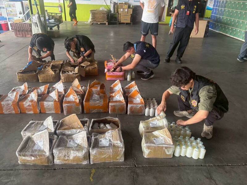 專案小組於物流處所清點走私疫苗。（彰化查緝隊提供）