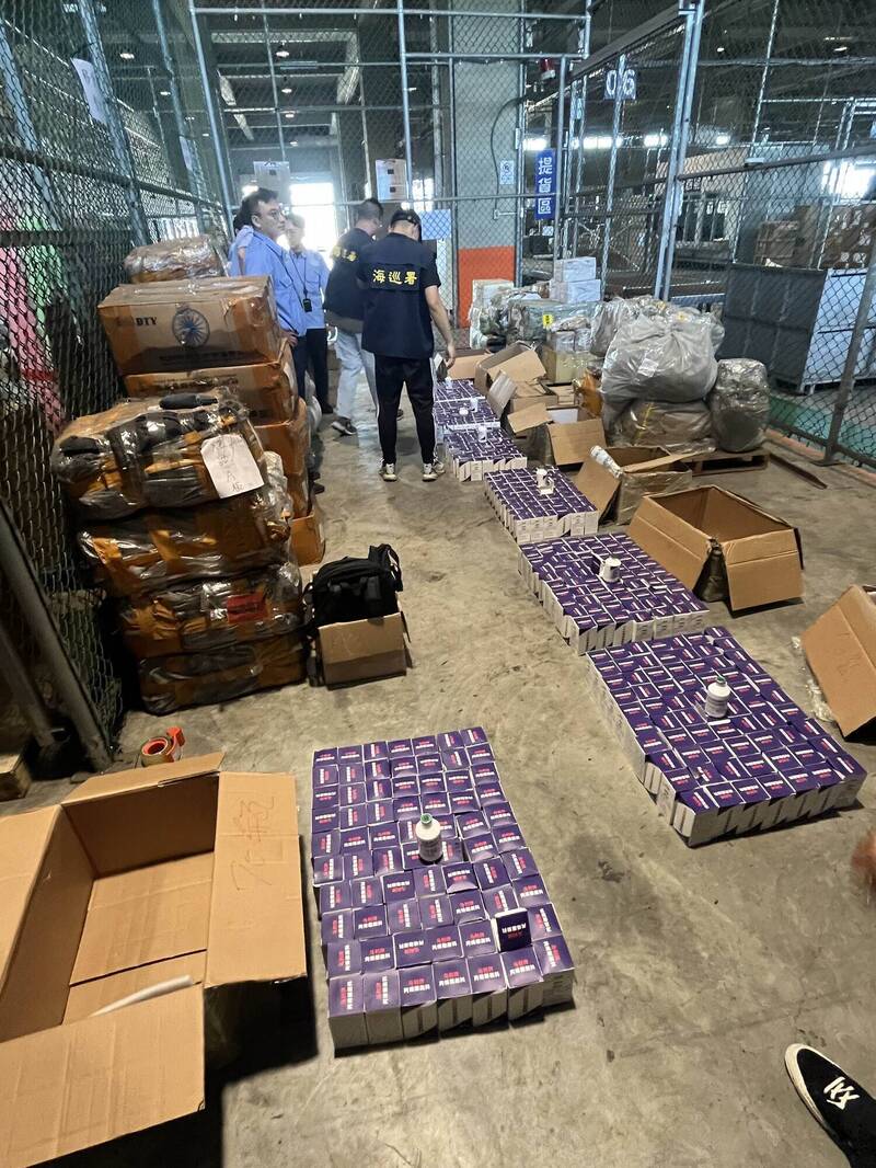 專案小組於關口清點攔查走私疫苗。（彰化查緝隊提供）