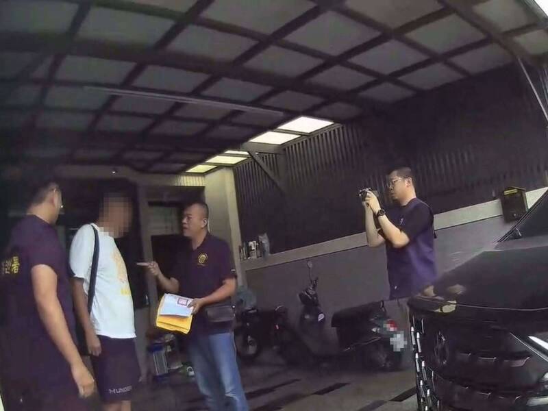 專案小組在劉男（左2）住處將他查獲。（彰化查緝隊提供）