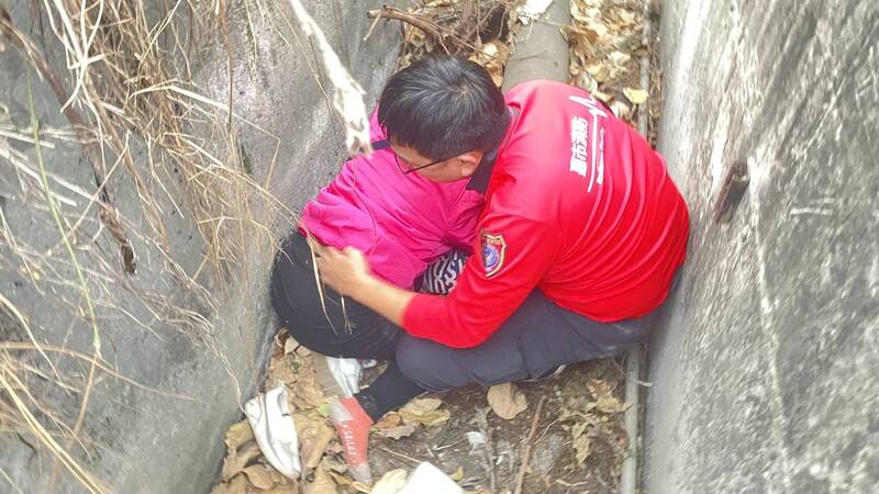 嘉義69歲婦騎車跌落1.3公尺深水溝 4救護員架梯救出