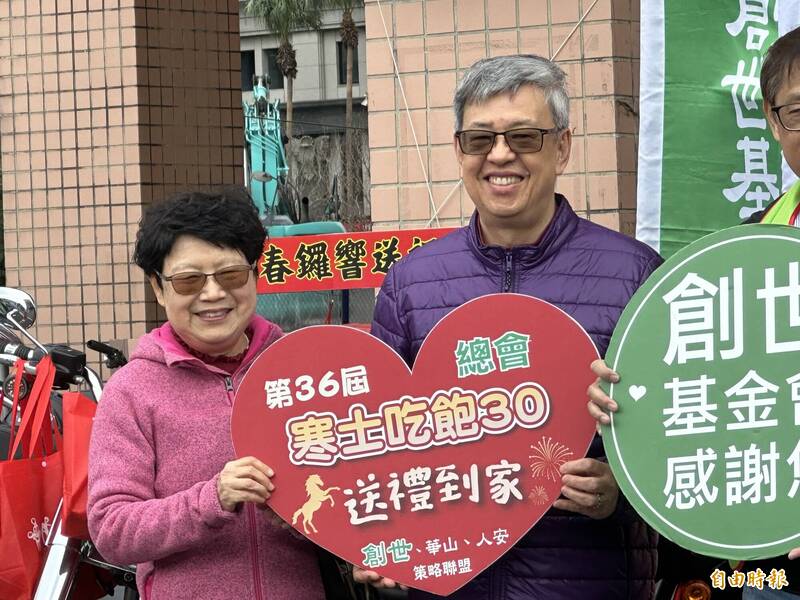 陳建仁偕牽手挺寒士送飽 籲立院速審總預算