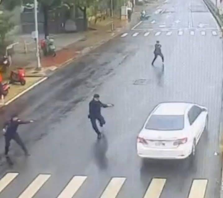 中壢警方開槍全力追查變?cè)燔嚺颇嫦蚓軝z持槍街頭