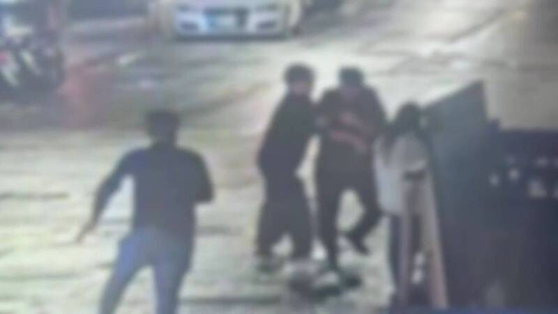 不滿前同事留一星負評 飲料店闆娘氣炸糾眾當街「4打1」