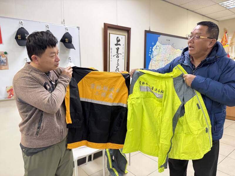 考不到、買得到?民眾網購雨衣竟印「雲林縣工務處」 縣府要查