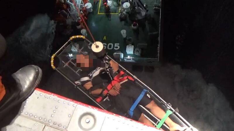 印尼籍漁工疑中風，海巡旗津艦與空勤黑鷹直升機聯手搶救。（海巡署提供）