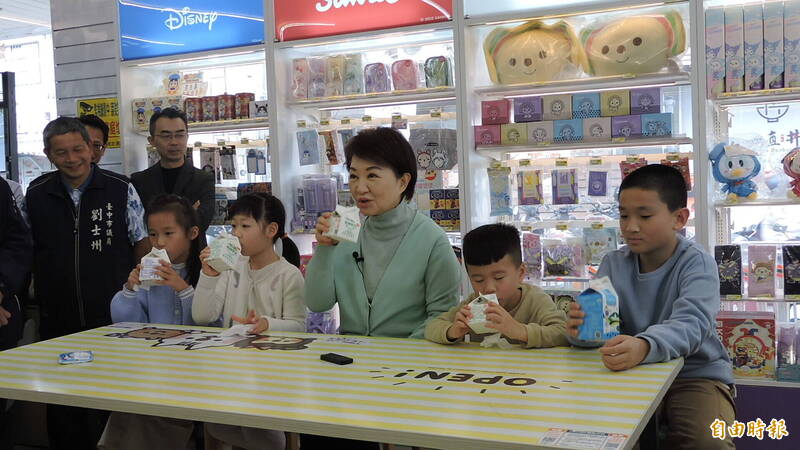 市長盧秀燕宣布新學期將提供學童一週一瓶牛奶或豆漿，只能當週領取。（記者蘇金鳳攝）