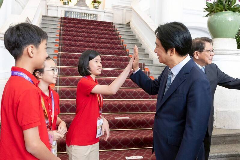 賴清德總統今接見亞太資通訊科技聯盟大賽APICTA Awards 2025獲獎代表隊。（圖由總統府提供）