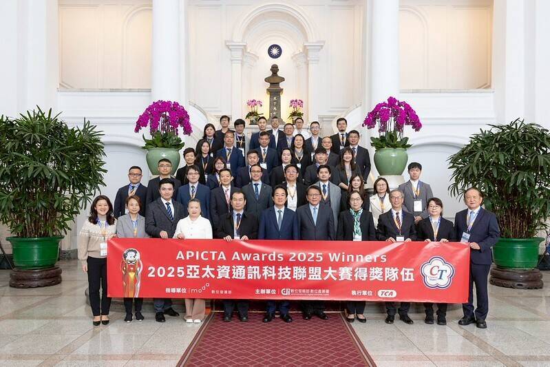 賴清德總統今接見亞太資通訊科技聯盟大賽APICTA Awards 2025獲獎代表隊。（圖由總統府提供）