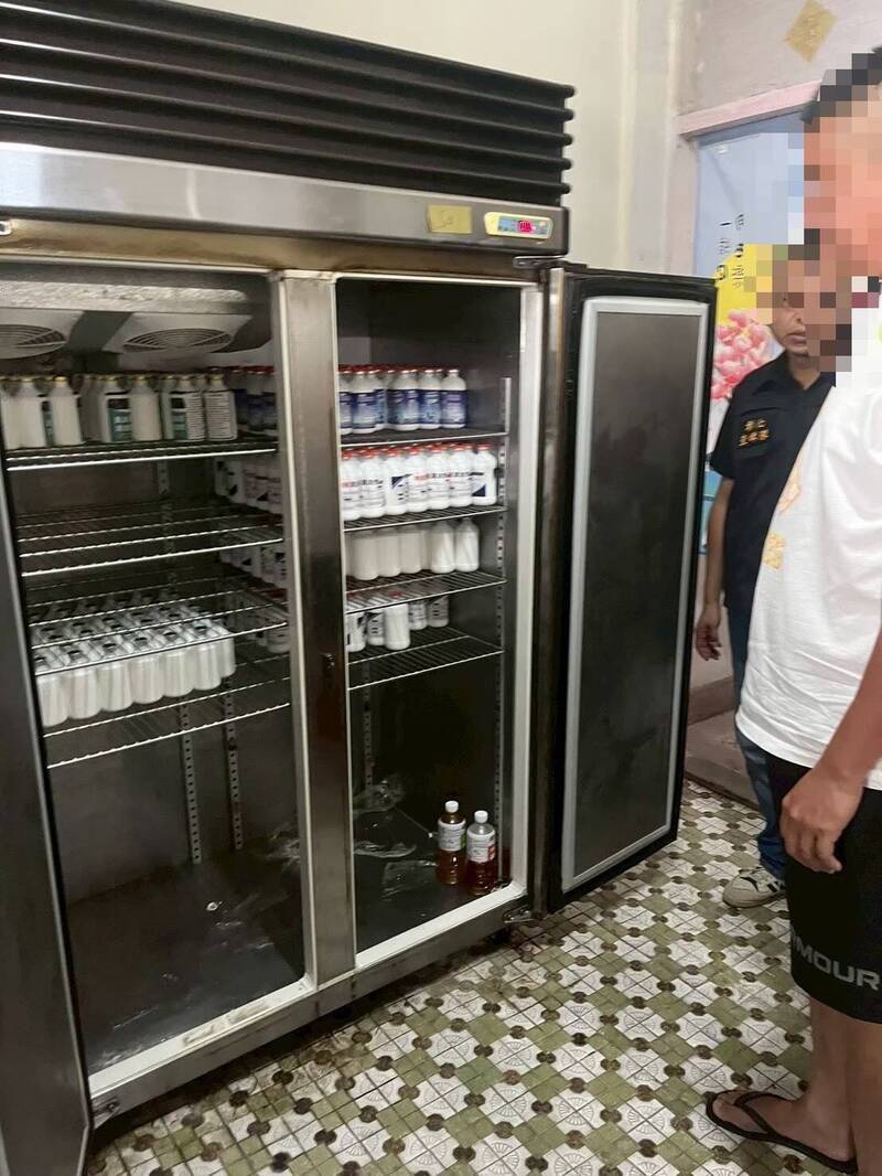 檢調單位與防檢署查獲非法走私疫苗。（雲林地檢署提供）